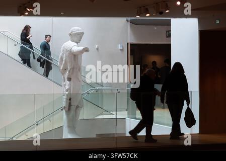Visiteurs au musée Ashmolean à Oxford, Royaume-Uni Banque D'Images