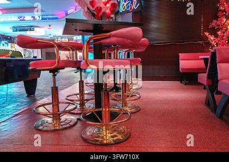 Tabourets de bar vintage roses dans un intérieur de bar de style rétro Banque D'Images