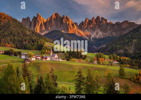Santa Magdalena, Dolomites, Italie. Magnifique village de Sainte-Magdalena avec des montagnes magiques des Dolomites dans la superbe vallée de Val di Funes, Italie. Banque D'Images