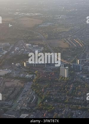 Voyages et Histoire : Vue aérienne en hauteur du quartier d'affaires de Brentford mettant en vedette le complexe siège social de GSK House et la bretelle d'autoroute M4 à l'ouest de Londres Banque D'Images
