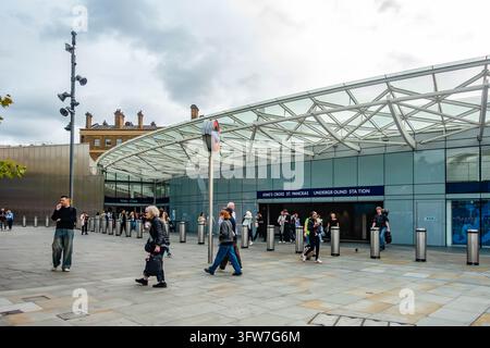 Vue extérieure de la gare de King's Cross à Londres, Royaume-Uni, avec les entrées du métro et des quais ferroviaires. Banque D'Images