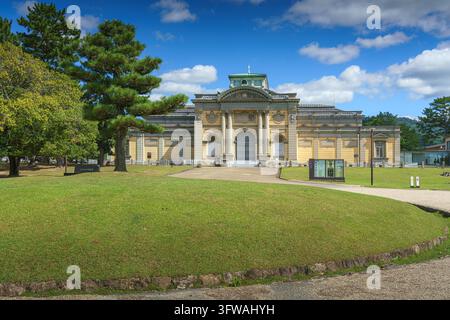 Nara, Japon - 26 sep 2024, vue panoramique du jardin devant le Musée national de Nara, avec le bâtiment du musée en arrière-plan, en journée sous un ciel bleu, sans personnes, Nara, Japon Banque D'Images