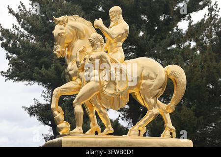 17 octobre 2026, Cimetière national d'Arlington, Arlington, VA, États-Unis. Cadres de statues dorées à l'entrée du cimetière national d'Arlington. (Photo de Robyn Stevens Brody/Sipa USA) Crédit : Sipa USA/Alamy Live News Banque D'Images