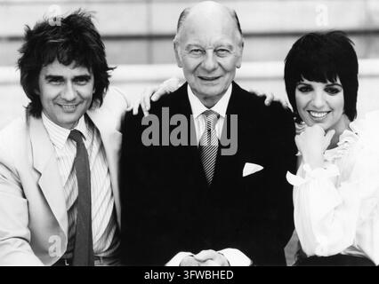 DUDLEY MOORE JOHN GIELGUD (lauréat du meilleur second rôle masculin) et LIZA MINNELLI portrait publicitaire dans ARTHUR 1981 réalisateur / scénariste STEVE GORDON musique Burt Bacharach costumière Jane Greenwood Jack Rollins & Charles H. Joffe Productions / Orion Pictures Banque D'Images