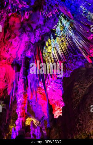 intérieur illuminé de la grotte de Saint-Michel ou de la vieille grotte de Saint-Michel, grottes de calcaire situées dans la réserve naturelle d'Upper Rock à Gibraltar, Royaume-Uni, en septembre Banque D'Images