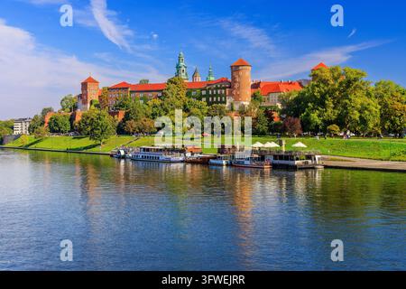 Cracovie, Pologne. Le château royal du Wawel. Vue du château depuis la Vistule Banque D'Images