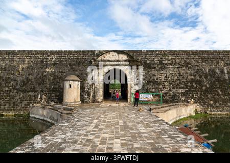 Porte voûtée de l'ancienne forteresse accessible par un pont de pierre, Province du Nord, Jaffna, Sri Lanka Banque D'Images