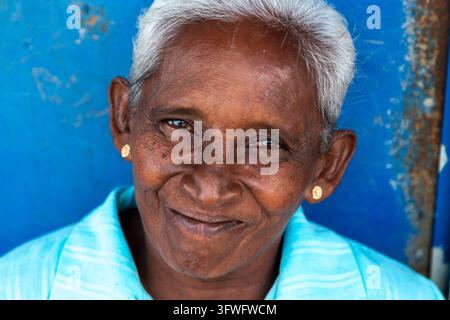 Portrait rapproché d'une femme âgée souriante aux cheveux blancs, Province occidentale, Negombo, Sri Lanka Banque D'Images