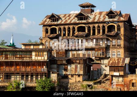 Ancien manoir en bois avec fenêtres en arc et toit en tôle dans la vieille ville, Jammu-et-Cachemire, Srinagar, Inde Banque D'Images