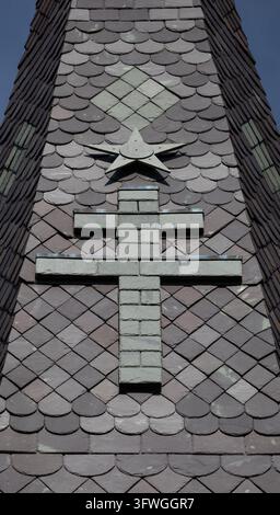 Close-up d'une croix décorative, d'une étoile à cinq branches et de motifs géométriques de toit sur la cathédrale Saint-Louis à La Nouvelle-Orléans, Louisiane, États-Unis. Église historique Banque D'Images