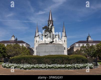 Statue équestre d'Andrew Jackson sur la place historique de Jackson, à La Nouvelle-Orléans, Louisiane, États-Unis, avec la cathédrale Saint-Louis et le quartier français environnant b Banque D'Images