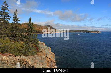 Vue panoramique de la côte Atlantique du parc national d'Acadia et de Sand Beach avec des couleurs automnales vives, vue depuis l'Overlook d'Otter Point, États-Unis Banque D'Images