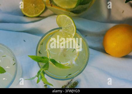 Limonade aérienne au citron vert, à la menthe citronnée et à la glace dans un verre Banque D'Images