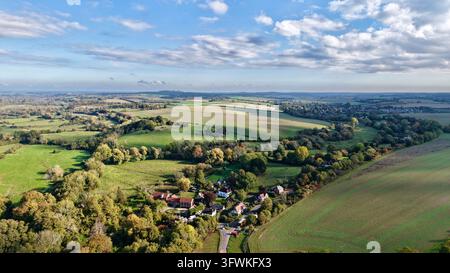 Vue aérienne par drone du hameau de Horsebridge entouré de champs et de forêts dans la vallée de Test, Hampshire, Angleterre Banque D'Images
