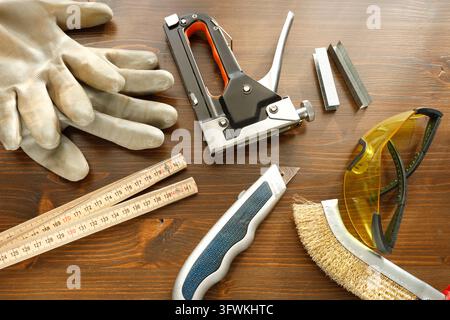Équipement de protection individuelle avec outils de construction sur la table d'atelier. Équipement de sécurité industrielle pour la santé au travail, vêtements de protection pour constructeurs. Bâtiment Banque D'Images