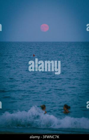 Lune pleine sur la plage. Banque D'Images