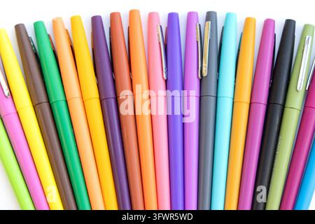 De nombreux stylos de différentes couleurs sont disposés en forme d'éventail Banque D'Images