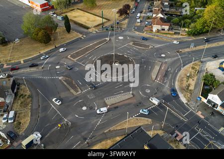 Voitures et camionnettes circulent dans un grand rond-point à plusieurs voies situé à Bridgwater par une journée d'été ensoleillée, montrant le flux de la circulation et les marquages routiers depuis une Banque D'Images