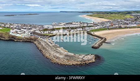 Vue aérienne panoramique du port de Portrush et de la plage de Whiterocks de Portrush, Portrush, comté d'Antrim, Irlande du Nord. Banque D'Images