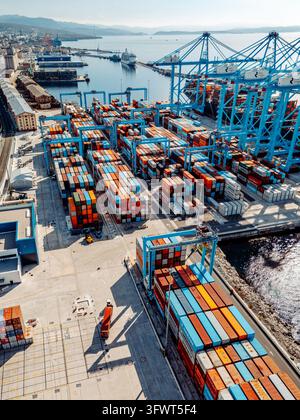 Vue aérienne du Rijeka Gateway avec des rangées de conteneurs de navires colorés, de grandes grues portiques et des cargos amarrés dans le port de Rijeka, Primorsk Banque D'Images