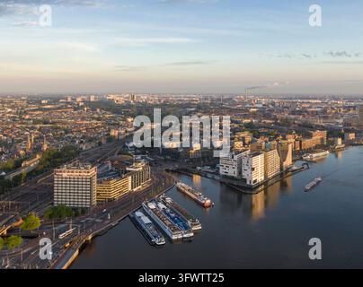 Vue aérienne de la partie centrale d'Amsterdam, nouveau quartier de IJdock canal et bateaux de croisière Banque D'Images