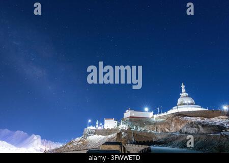 Vue de la Shanti Stupa illuminée la nuit sous un ciel étoilé dans l'Himalaya, Leh, Ladakh, Inde. Banque D'Images