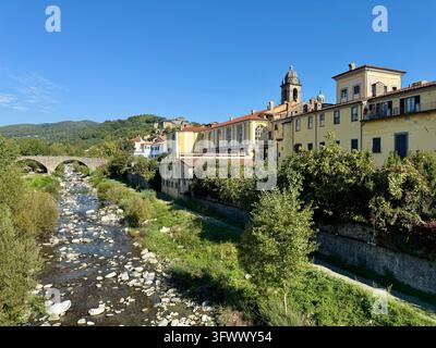 Vue panoramique de Pontremoli historique dans la région de Lunigiana en Toscane, Italie, avec des bâtiments traditionnels bordant la rivière Magra. Banque D'Images