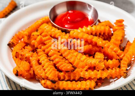 Pommes de terre douces maison avec ketchup à manger Banque D'Images