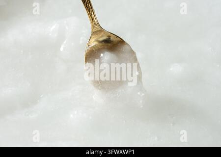 Cuillères d'huile de coco pure, prise détaillée. Banque D'Images