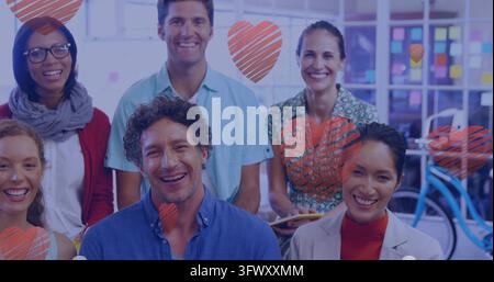 Groupe divers de collègues souriant au bureau, collaborant à un projet créatif Banque D'Images