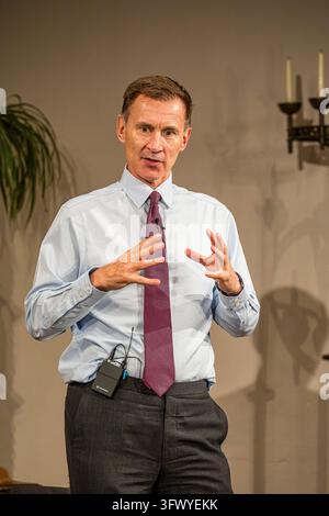 Jeremy Hunt parle de « Britain peut-elle redevenir riche ? » avant de signer des exemplaires de son livre du même titre. Banque D'Images