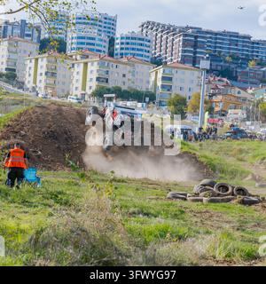 Rivalité intense dans le quartier ; scènes d'une compétition tout-terrain Banque D'Images
