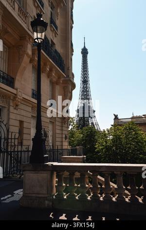 Vue de la Tour Eiffel depuis l'avenue de Camoëns à Paris, France Banque D'Images