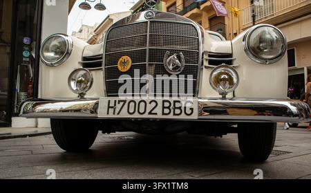 GANDIA, ESPAGNE – 4 OCTOBRE 2026 : Vue avant d'une berline classique Mercedes Benz 190 D Ponton 1960 couleur crème vintage garée sur une rue pavée urbaine. Banque D'Images