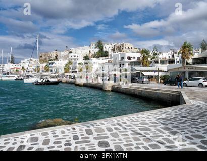 Le port de la ville de Naxos dans les îles Cyclades en mer Égée en Grèce Banque D'Images