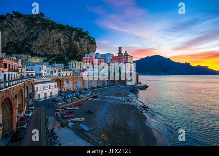 Atrani, Italie : Lumières du matin sur le village accroché aux falaises de la côte amalfitaine, Campanie, destination de voyage en Europe Banque D'Images