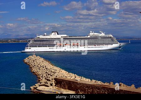 Le navire de croisière Viking Yidun est vu quittant le port de Katakolon dans l'ouest de la Grèce et se dirigeant vers la mer Ionienne. Banque D'Images