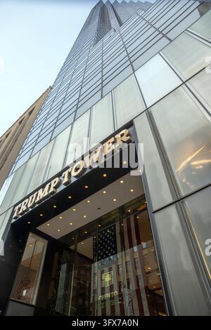 2019 New York City, USA ; vue de la enseigne d'entrée et de la façade vitrée du Trump Tower sur la Fifth Avenue à Manhattan ; Der Scutt Banque D'Images
