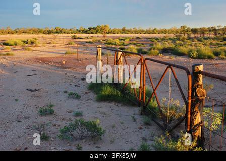 Porte et clôture rouillée, Parc national de Bladensberg, Winton, Queensland occidental Banque D'Images