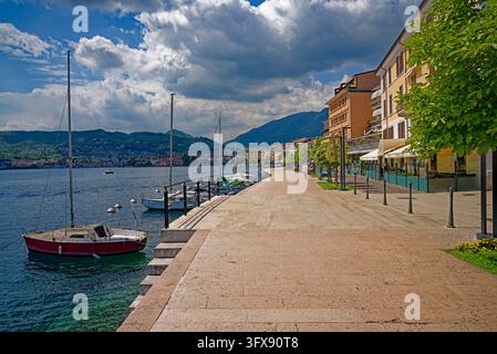 Lac de Garde, Lago di Garda, promenade du front de mer, voiliers Banque D'Images