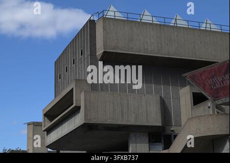 Terrasses en béton brutaliste de la Hayward Gallery sous un ciel bleu, Southbank Centre, Londres, Royaume-Uni, 5 septembre 2026 Banque D'Images