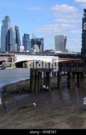 Paysage urbain de la City of London et Walkie Talkie au-delà du pont Blackfriars, ancienne jetée en bois sur les berges de la Tamise, Royaume-Uni, 5 septembre 2026 Banque D'Images