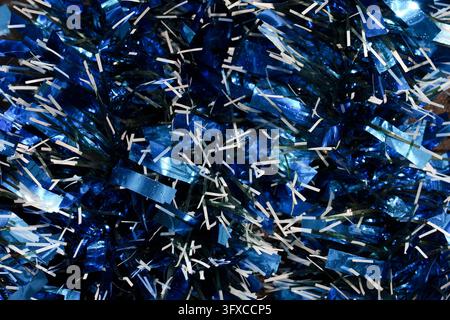 Fond de guirlandes bleues de Noël pour un concept d'ambiance de fête d'hiver. Concept de décoration scintillante pour fête d'hiver pour le Nouvel An Banque D'Images