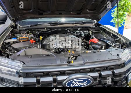 Le compartiment moteur d'un véhicule Ford est exposé avec le capot ouvert lors du Future Forces Forum 2026. Prague, République tchèque, 22 octobre 2026. Banque D'Images