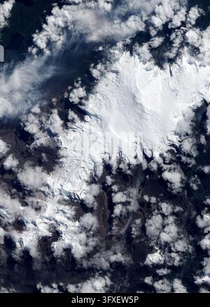 Panache de vapeur et de cendres au-dessus du volcan Chaiten, sud du Chili, en octobre 2009, image satellite EO-1 (NASA). Banque D'Images