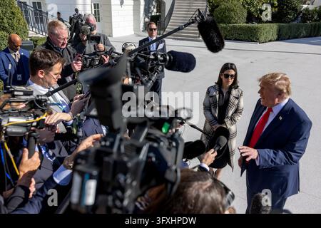 Washington, États-Unis. 23 oct., 2026. Le président américain Donald Trump s'adresse aux journalistes à l'extérieur de la Maison Blanche alors qu'il quitte les lieux à bord de Marine One le vendredi 23 octobre 2026 à Washington, DC. Trump fera un arrêt de campagne en Floride avant de se rendre à Mar-a-Lago. Photo de Tierney Cross/UPI Credit : UPI/Alamy Live News Banque D'Images
