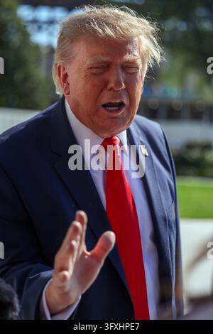 Washington, États-Unis. 23 oct., 2026. Le président américain Donald Trump s'adresse aux journalistes à l'extérieur de la Maison Blanche alors qu'il quitte les lieux à bord de Marine One le vendredi 23 octobre 2026 à Washington, DC. Trump fera un arrêt de campagne en Floride avant de se rendre à Mar-a-Lago. Photo de Tierney Cross/UPI Credit : UPI/Alamy Live News Banque D'Images