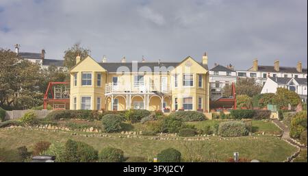 Maison sur le flanc de la falaise à Filey, Yorkshire, Angleterre. Banque D'Images