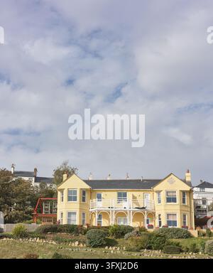 Maison sur le flanc de la falaise à Filey, Yorkshire, Angleterre. Banque D'Images