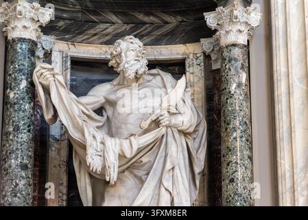 Rome, Italie – 10 avril 2026 – Vue rapprochée capturant la statue de saint Barthélemy par Pierre Le Gros à l'intérieur de l'archibasilique Saint-Jean-de-Latran, Rome en Italie Banque D'Images